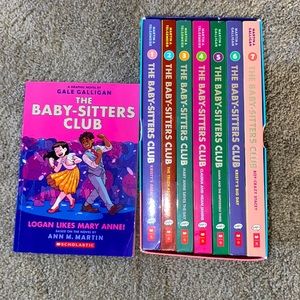 Babysitters club box set 1-7  (plus # 8 ) graphic novels like new